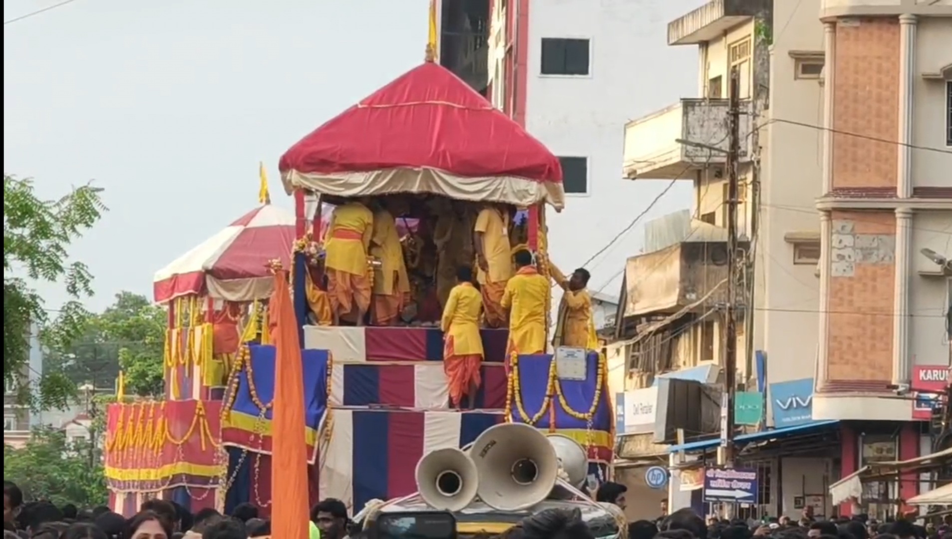 देसी तुपकी से सलामी के साथ भगवान जगन्नाथ बलभद्र और सुबधरा का नगर भ्रमण