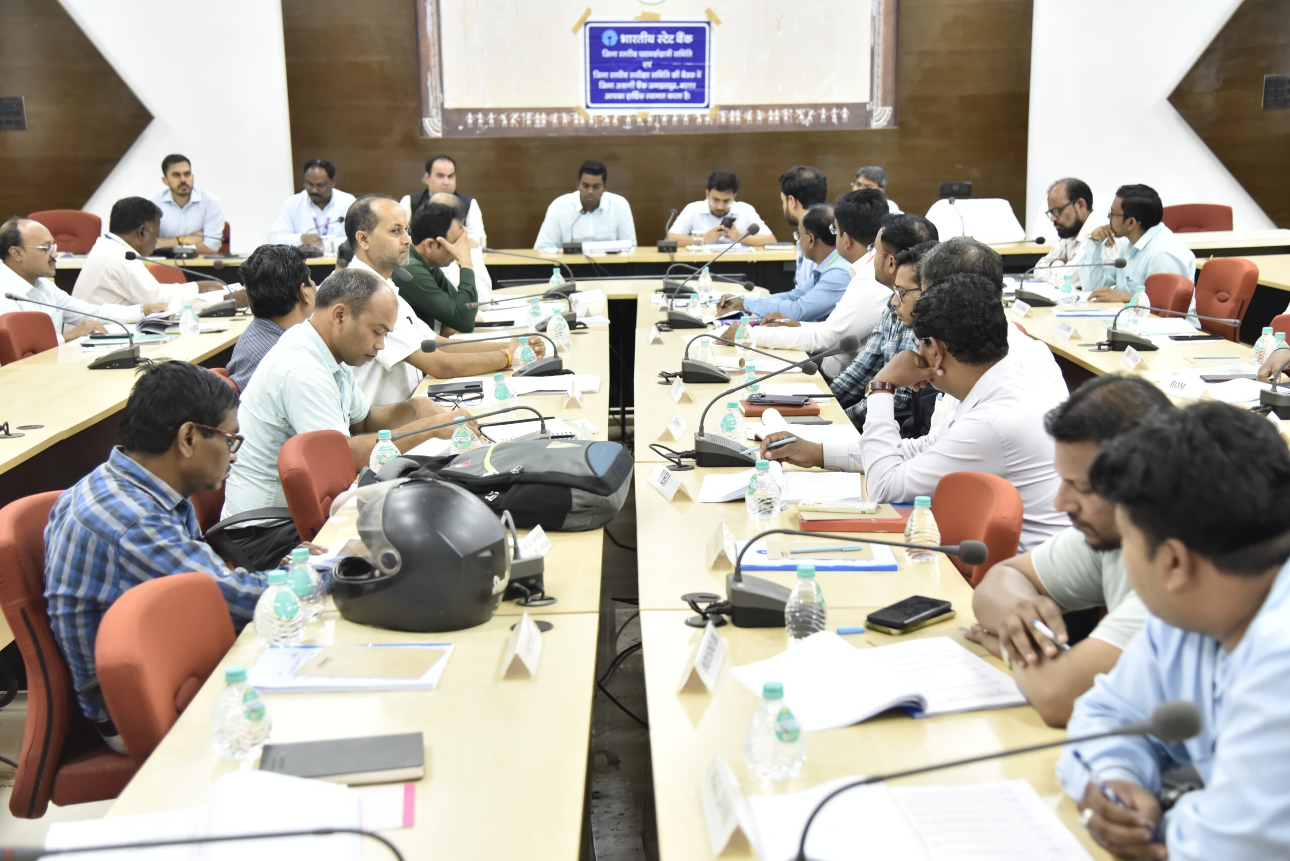 स्व सहायता समूहों के ऋण प्रकरणों और किसान क्रेडिट कार्डों पर करें तत्काल कार्यवाही – कलेक्टर  हरिस एस