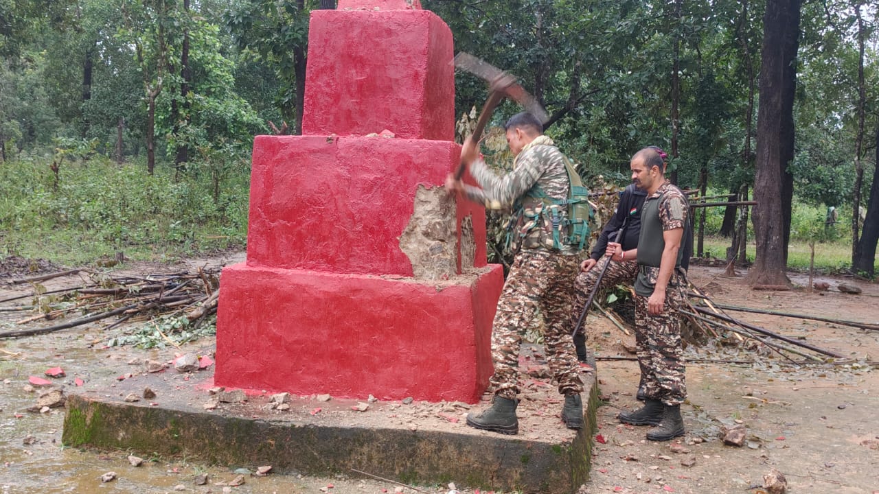 4 नक्सल स्मारक के साथ मंच और सभा स्थल भी ध्वस्त….शहीदी सप्ताह के दौरान जवानों की कार्यवाही…