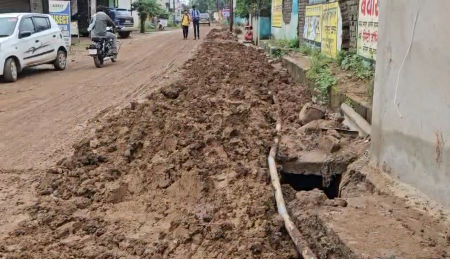 ठेकेदार की मनमानी से सड़कें बर्बाद, जनजीवन बेहाल