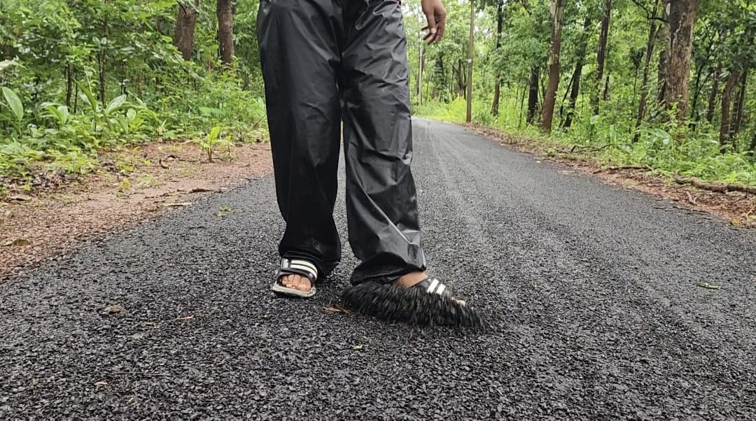 बस्तर की प्लास्टिक सड़क पर सियासी संग्राम – भ्रष्टाचार बनाम प्रयोग