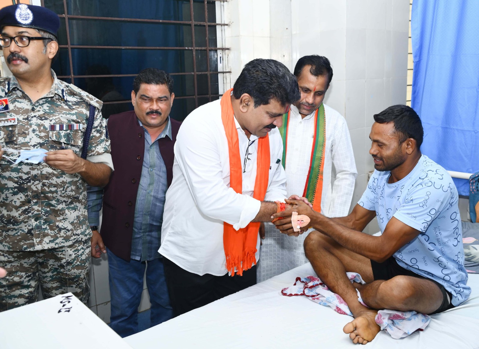 उप मुख्यमंत्री विजय शर्मा ने मेडिकल कॉलेज हॉस्पिटल पहुंच आईडी ब्लास्ट में घायल ग्रामीण और भालू के हमले में घायल जवान से मुलाकात कर हाल जाना…
