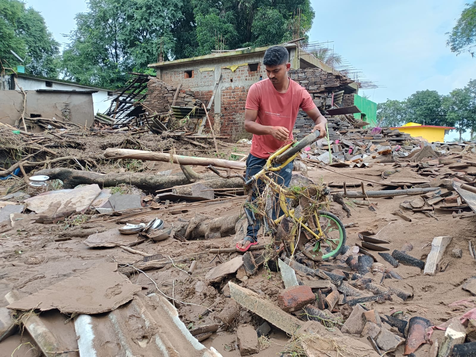 बाढ़ से बचने रात भर पहाड़ में चढ़े रहे …8 परिवार के 15 लोगों में एक महिला की नहीं बच पाई जान