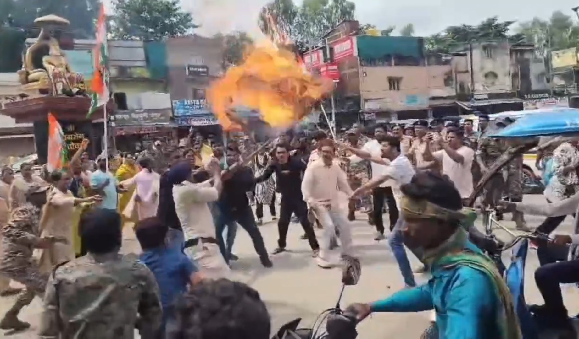 स्वास्थ्य सुविधाओं की समीक्षा करने पहुंचे मंत्री, कांग्रेस ने रोष जताया, कांग्रेस का आरोप – मंत्री से नहीं करने दी मुलाकात, विरोध में हुआ पुतला दहन