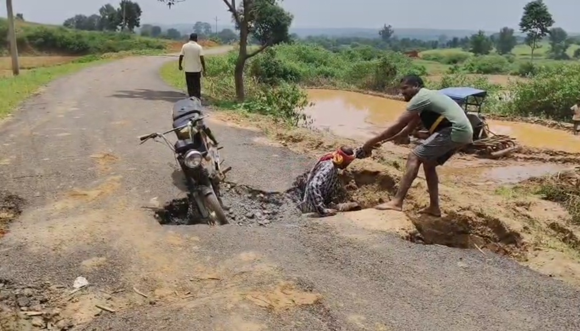 डेढ़ करोड़ में बनी सड़क डेढ़ महीने में गड्ढों में तब्दील… कमीशन का खेल बना लोगो के जान जाने की वजह…सरकार मौन