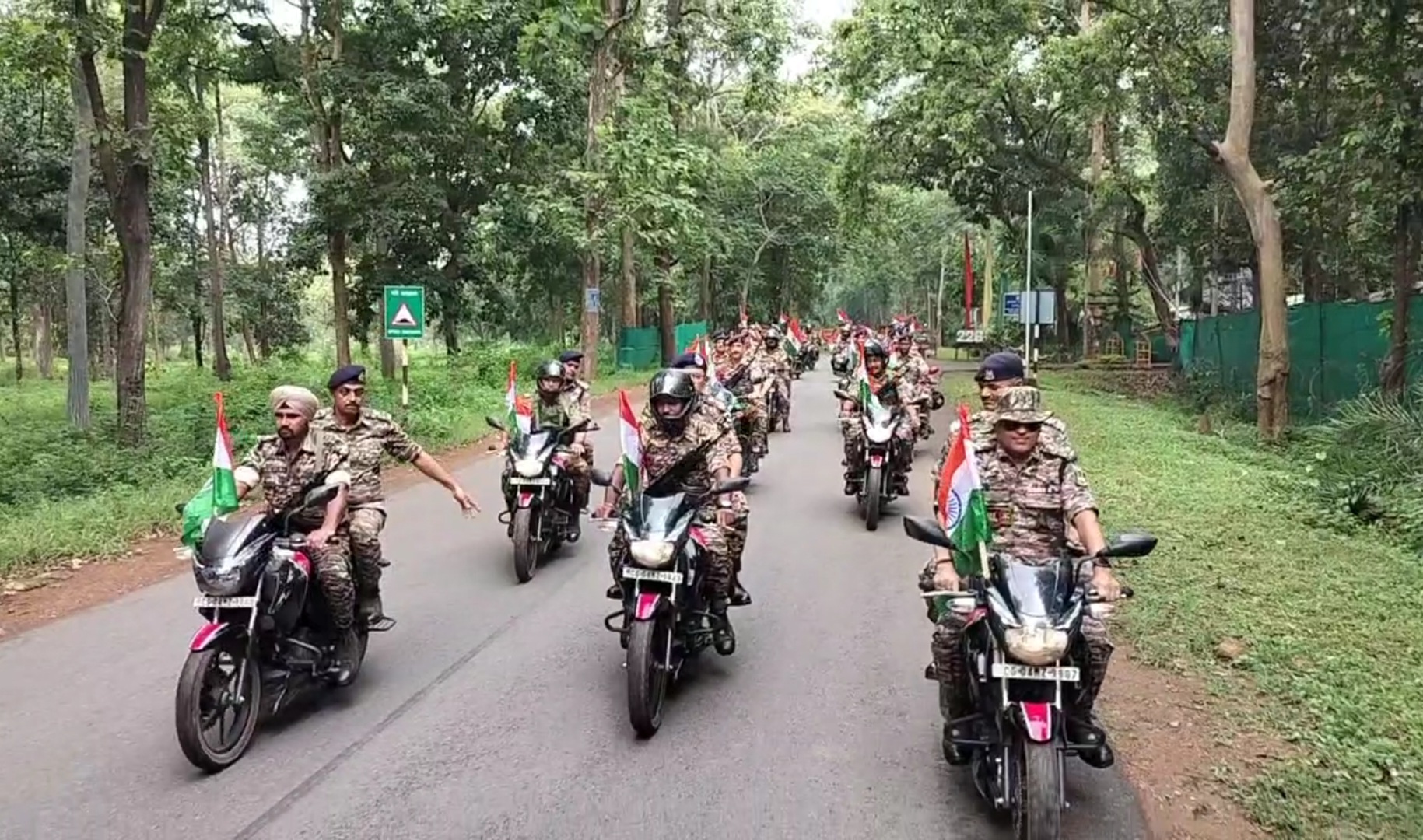 जवानों ने घने जंगलों से लेकर शहर तक निकाली तिरंगा यात्रा….सीआरपीएफ 226 बटालियन के कमांडेंट भी हुए शामिल….