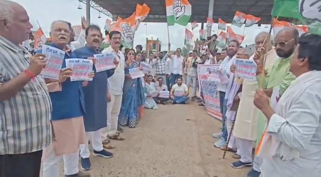 जगदलपुर में कांग्रेसियों ने बढ़ईगुड़ा टोल प्लाजा का किया घेराव, हुआ जमकर हंगामा
