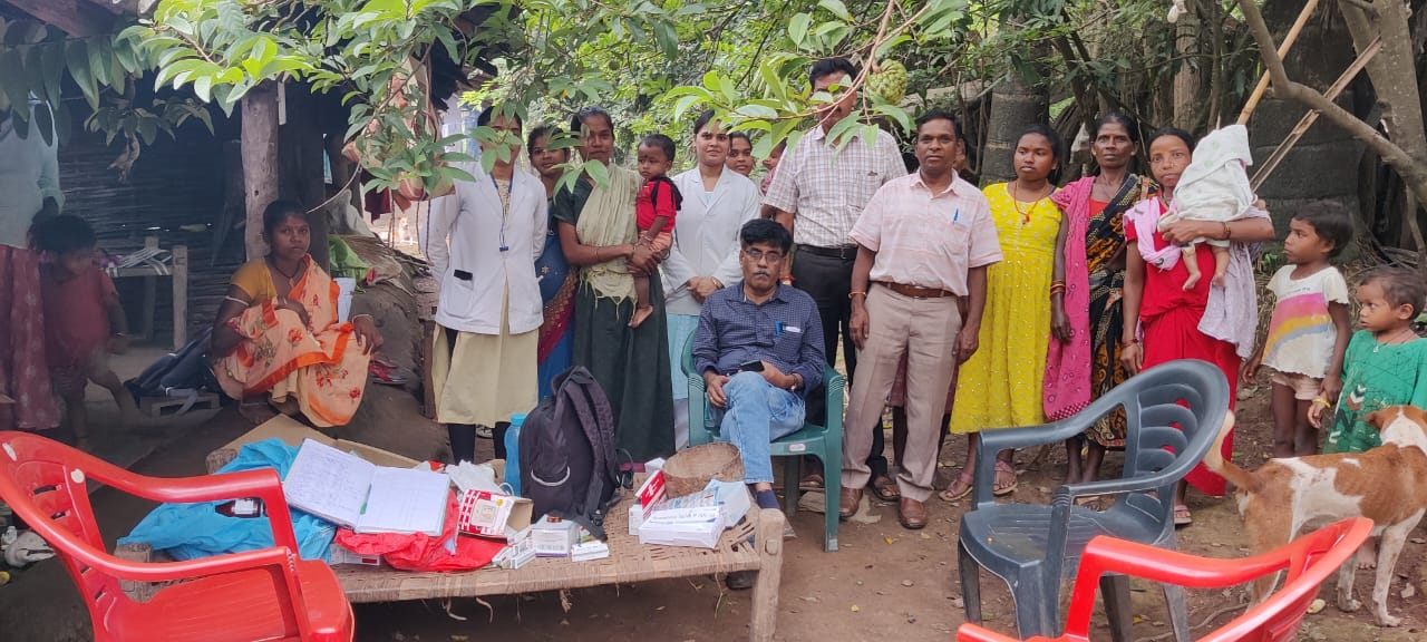 वनग्राम गुड़ियापदर में लगा स्वास्थ्य शिविर…खुद सी एच एम ओ पहुंच ग्रामीणों का कराया स्वास्थ्य जांच एवं उपचार….