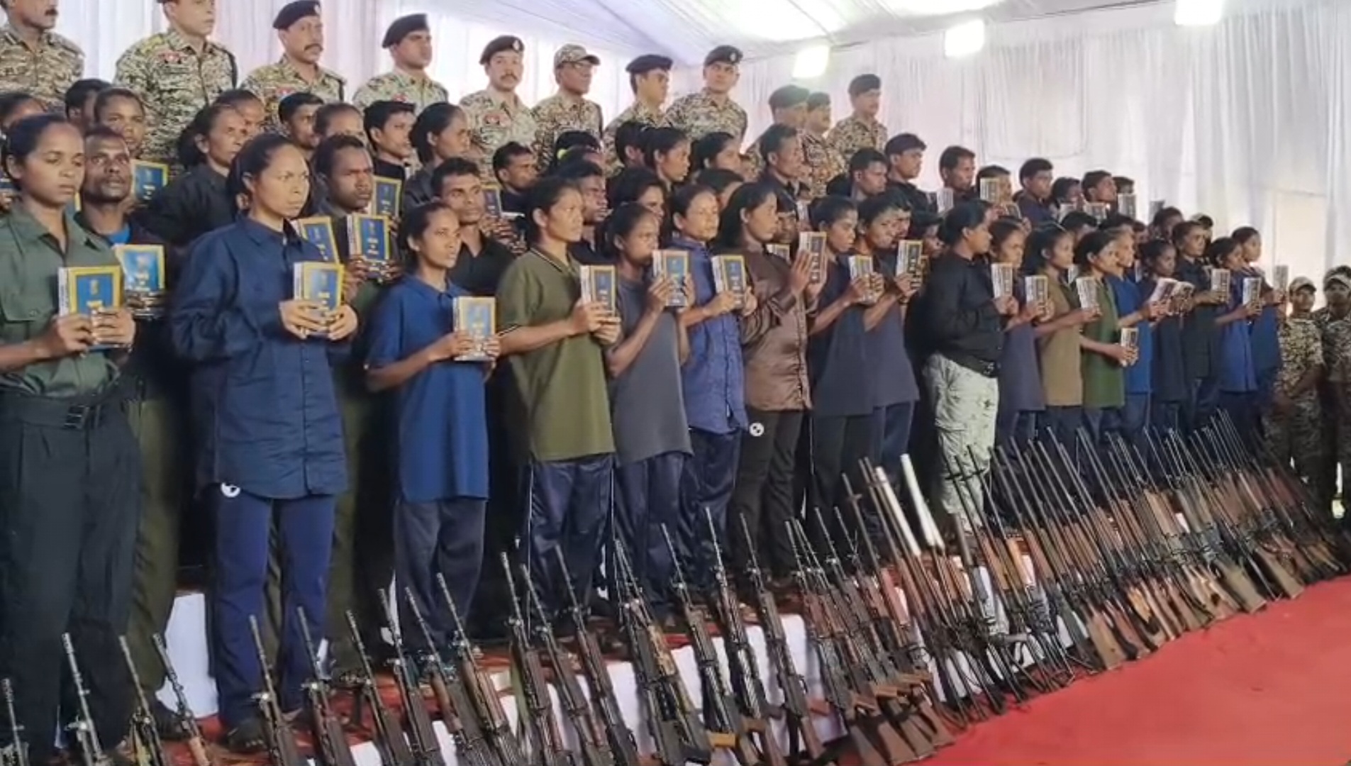 बस्तर में नक्सलियों का ऐतिहासिक समर्पण…208 में 153 नक्सलियों ने हथियार के साथ किया समर्पण…..